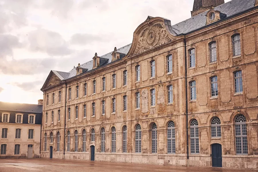 Façade de l'abbaye Vendôme de 3/4