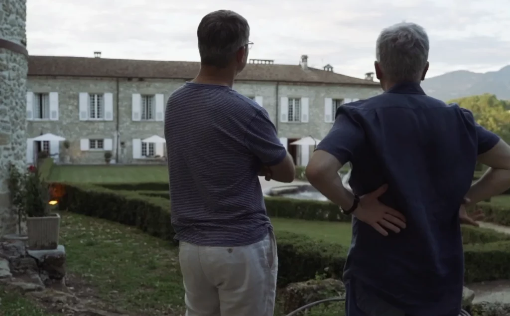 2 personnes de dos observant un batiment